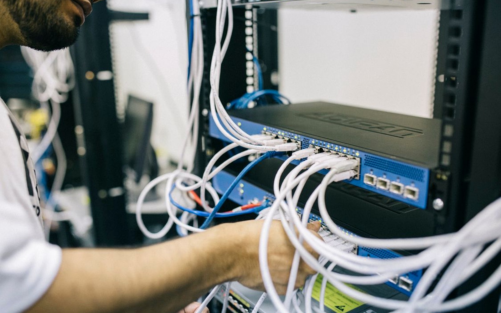 Tecnico informatico al lavoro su apparati di rete