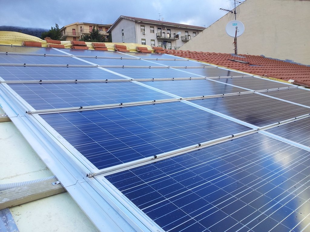 Pannelli fotovoltaici installati su una copertura piana